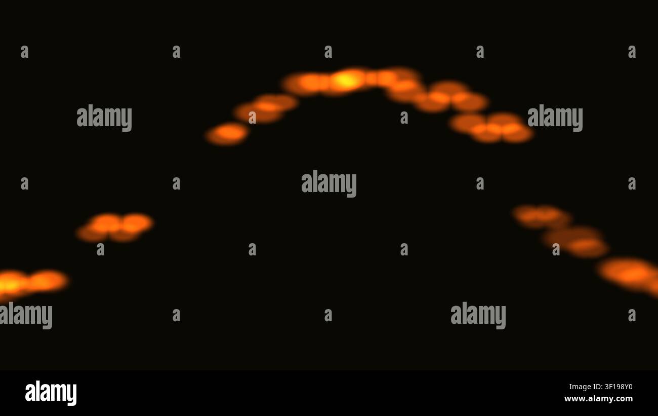 Le luci arancioni sono morbidamente messe a fuoco, creando un effetto bokeh su uno sfondo scuro. Le luci formano una forma ad arco con intensità variabile, offrendo un caldo Foto Stock