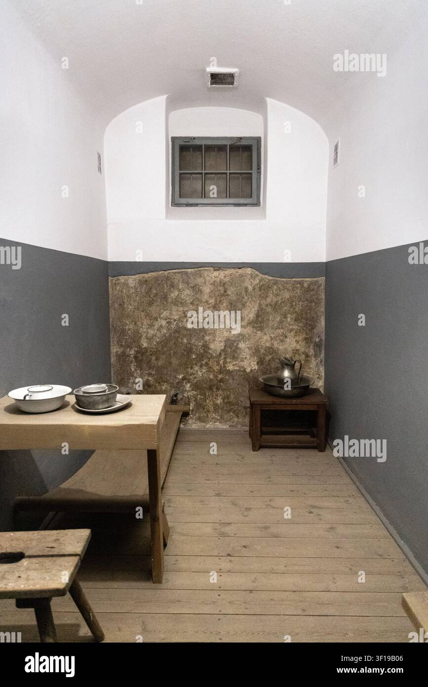 Interno di una cella del museo della prigione di Pawiak, Varsavia, Polonia Foto Stock