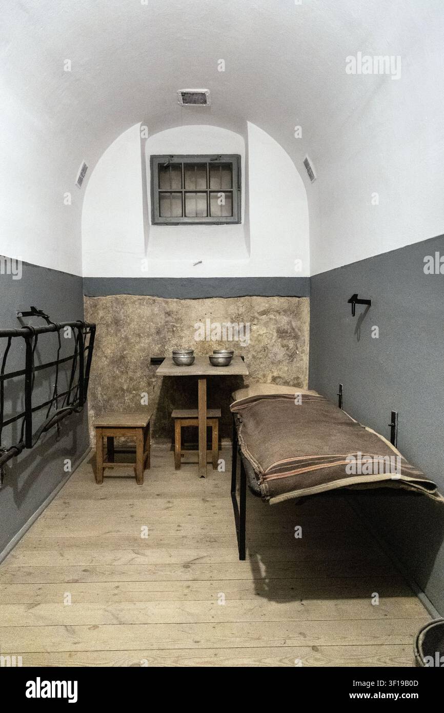 Interno di una cella del museo della prigione di Pawiak, Varsavia, Polonia Foto Stock