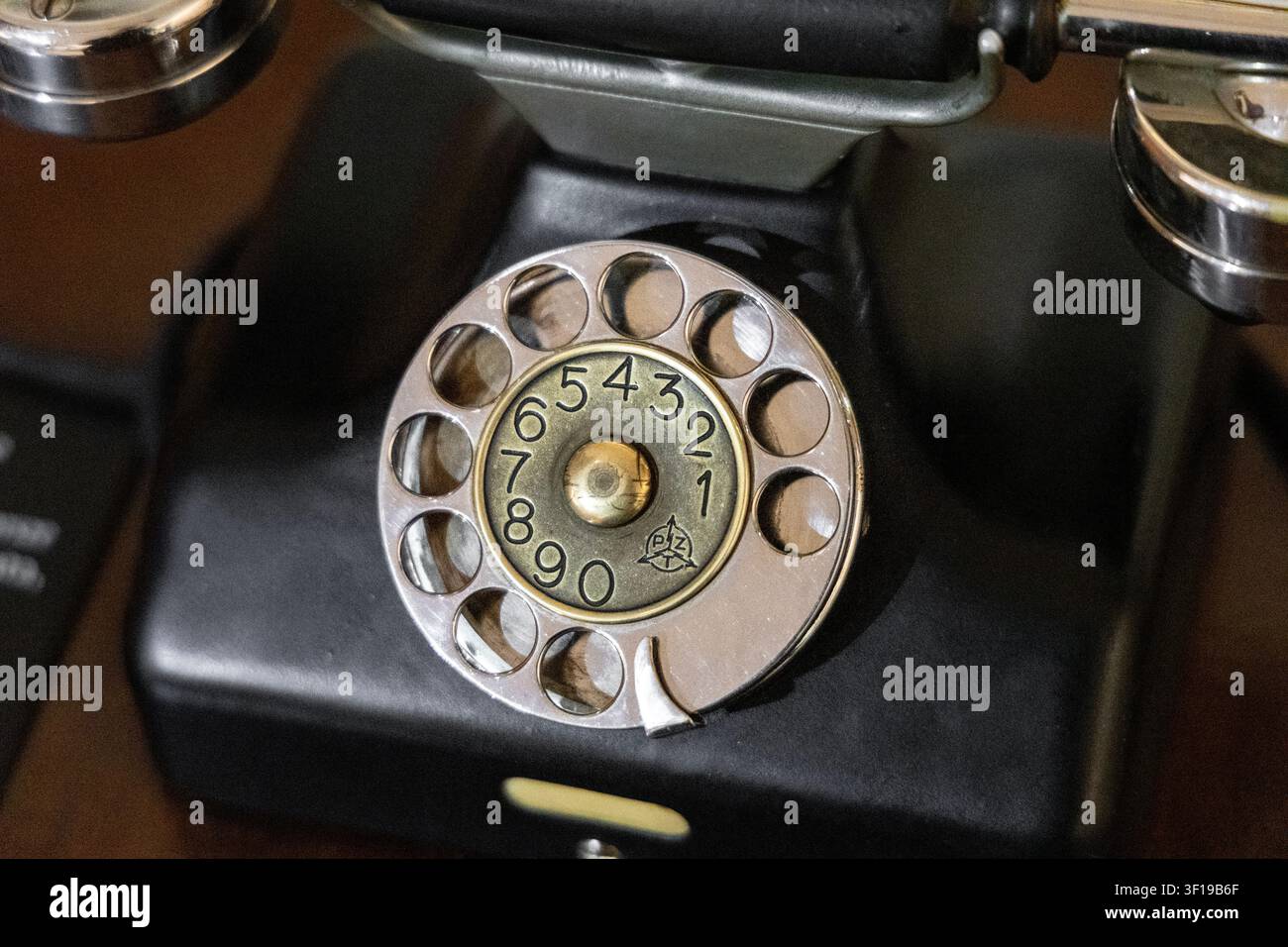 Antico telefono analogico a disco rotativo, Museo POLIN della Storia degli Ebrei Polacchi, Varsavia, Polonia Foto Stock