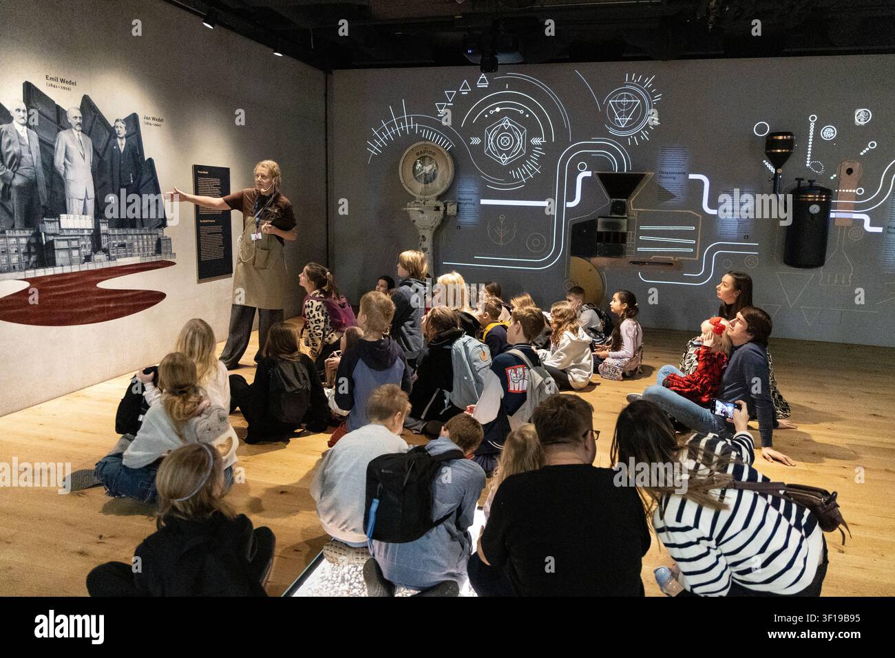 Bambini in visita alla fabbrica di cioccolato E. Wedel, Varsavia, Polonia Foto Stock