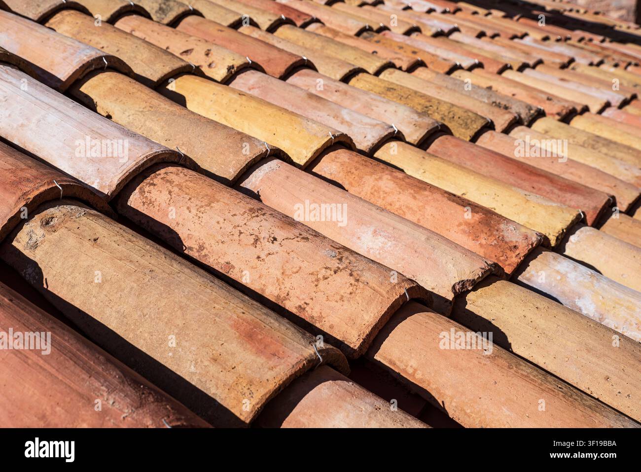 Primo piano di un tetto con tipiche vecchie tegole spagnole Foto Stock