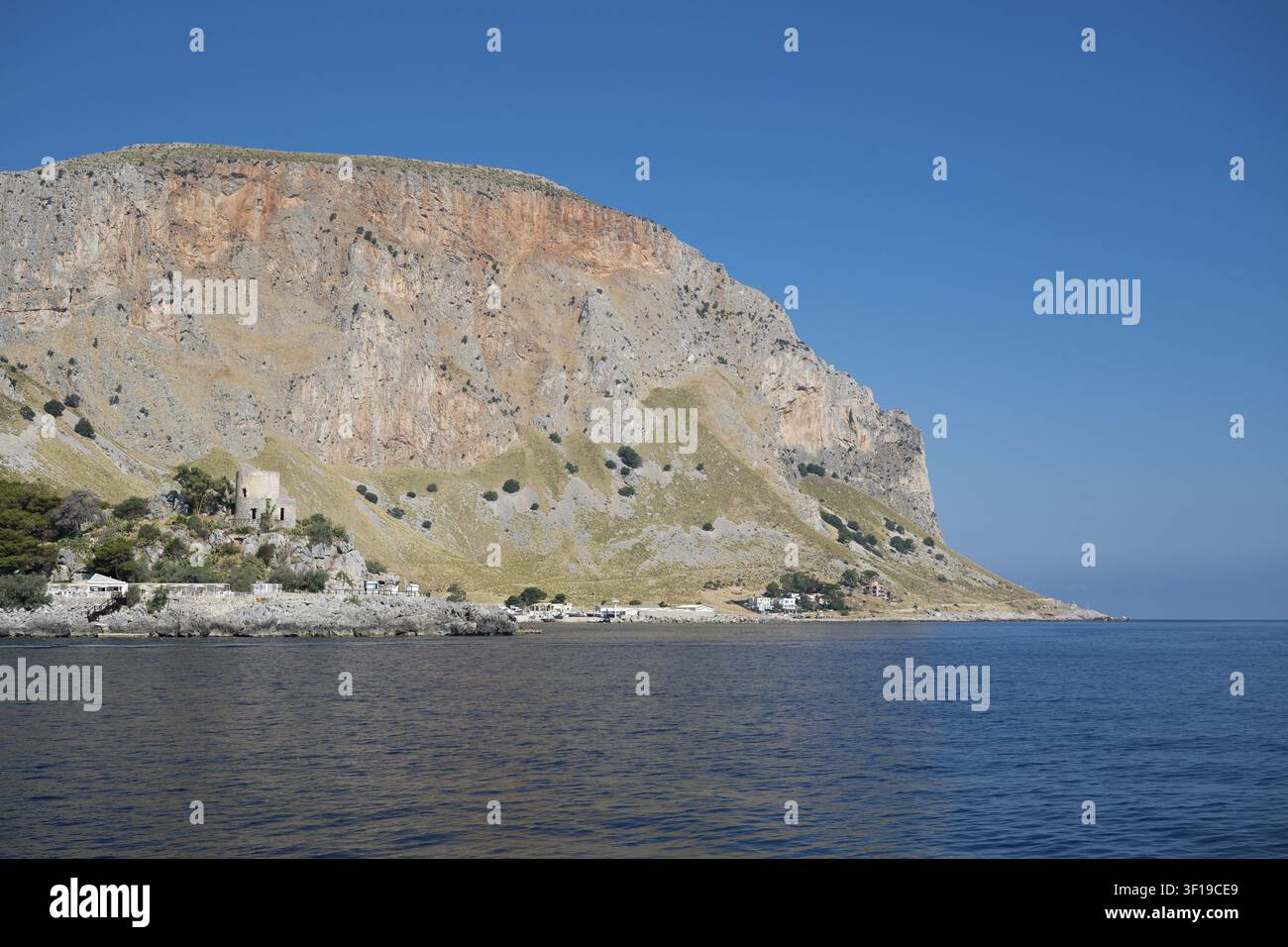 Paesaggio costiero roccioso con rovine di un castello, Mondello, Palermo, Sicilia, Italia Foto Stock