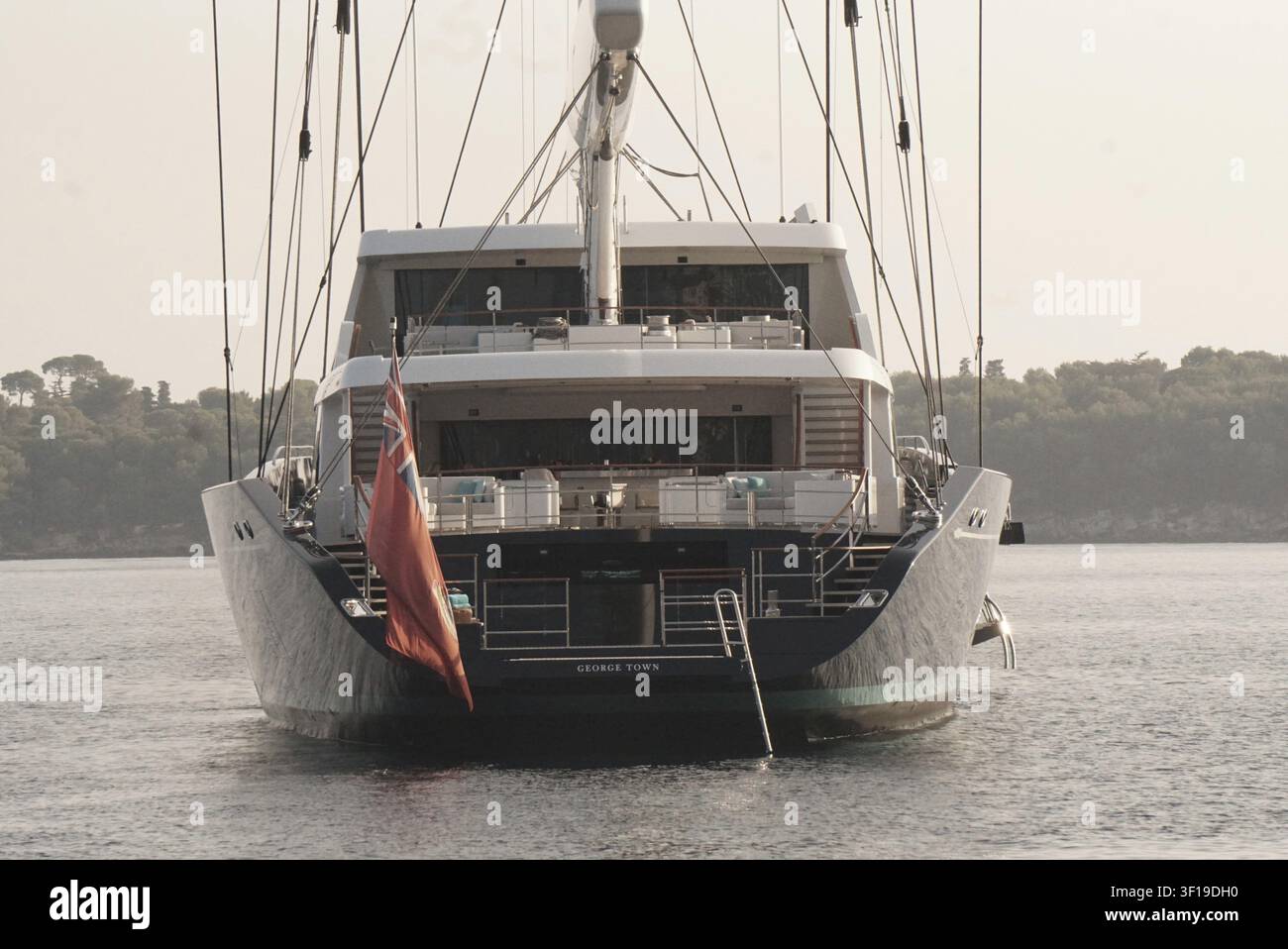 Vista posteriore di uno yacht di lusso moderno sull'acqua, che evidenzia un design elegante e sofisticazione, Yacht privato. George Town Foto Stock