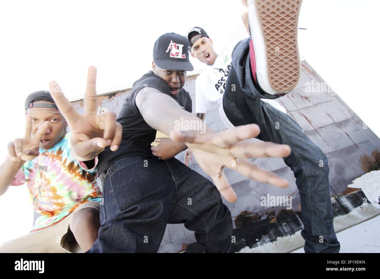 Gruppo di amici su un tetto, che assumono pose energiche e giovanili in moda casual, rapper Odd Future Foto Stock