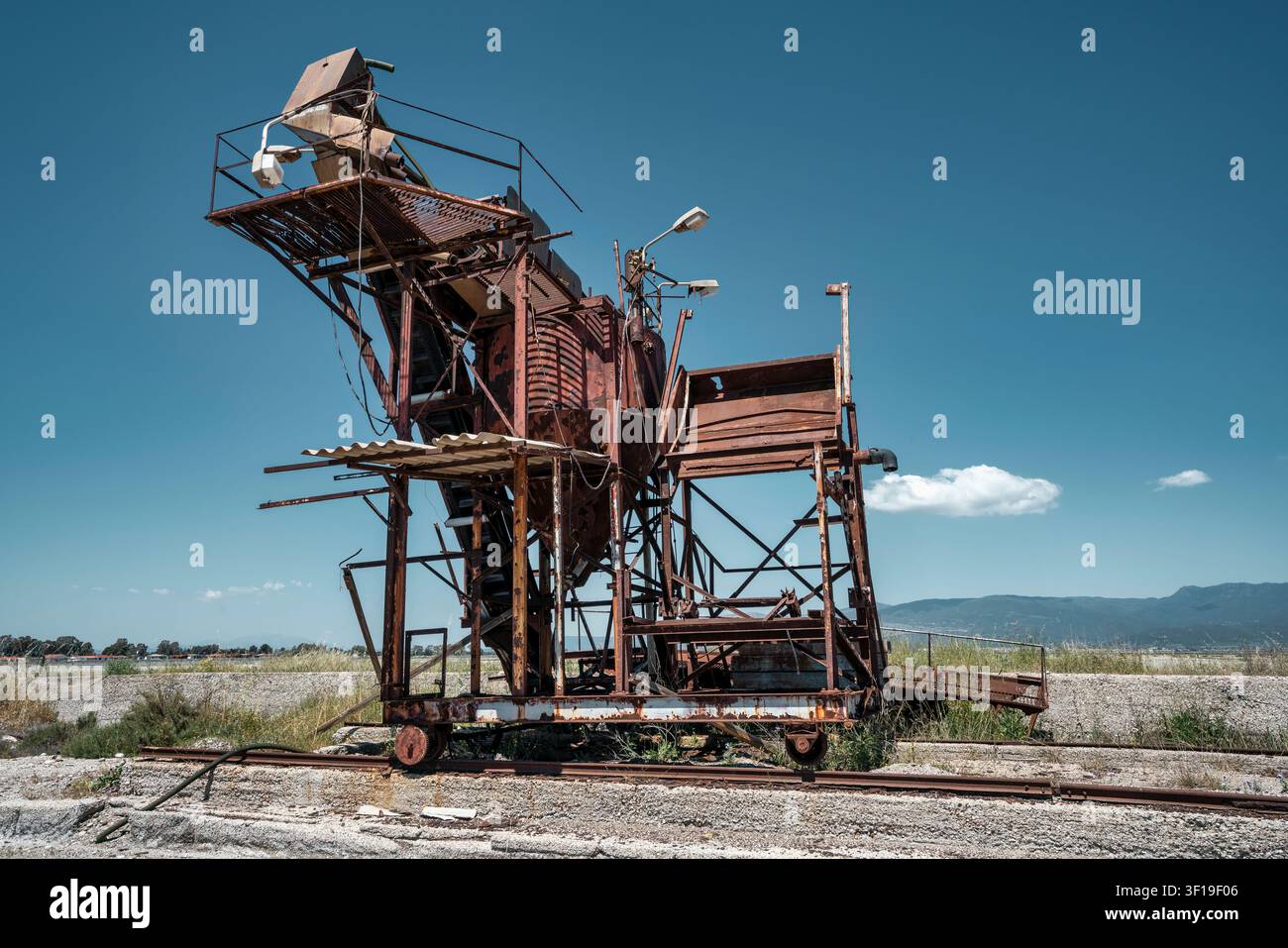 Macchina storica per la raccolta del sale conservata nelle saline di Missolonghi nell'occidente della Grecia. Attrezzatura del patrimonio industriale un tempo utilizzata per la produzione di sale marino Foto Stock