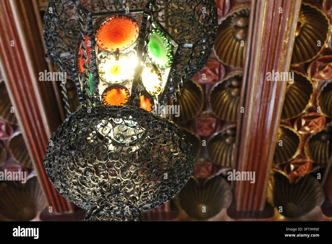 Una lampada appesa alla Casa Vicens, progettata dall'architetto Antoni Gaudí, a Barcellona, Spagna Foto Stock