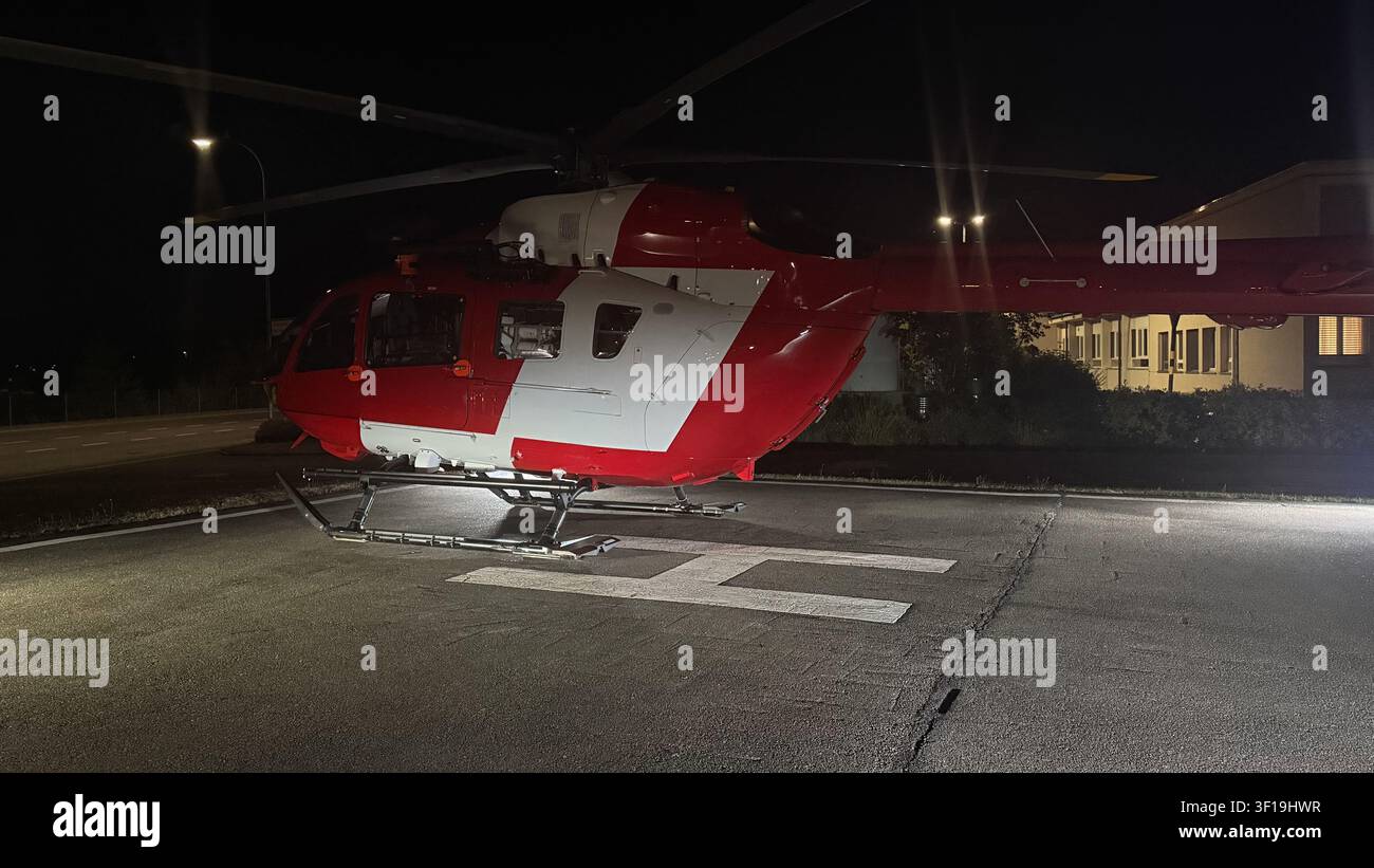 Elicottero di trasporto medico d'emergenza con rotore posteriore a fenestron in attesa di un paziente in terapia intensiva urgente Foto Stock