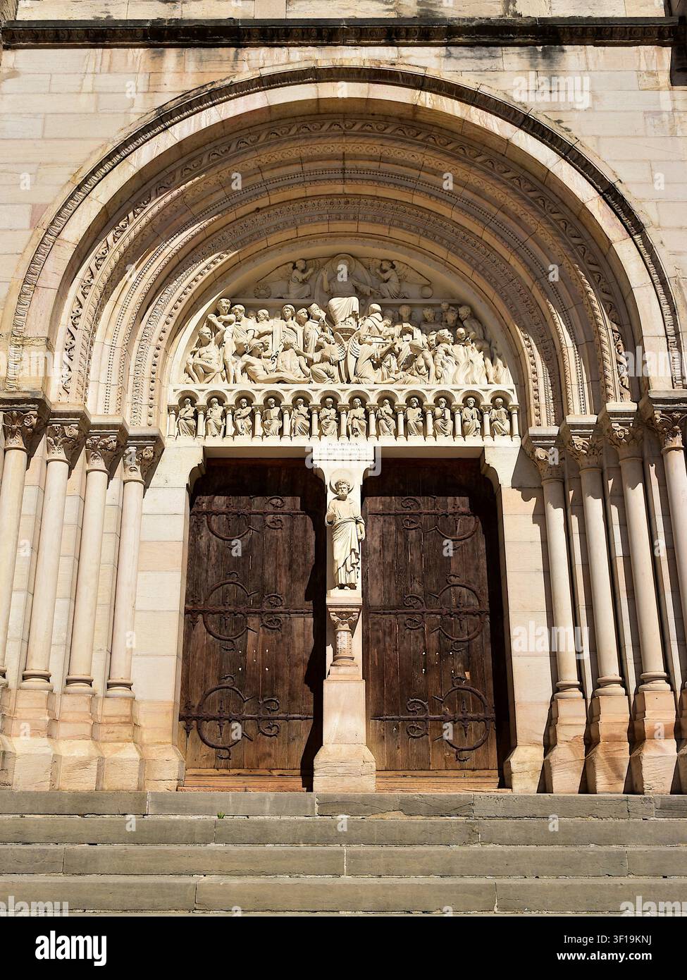 Il portale centrale della facciata principale della Chiesa di San Pietro a Mâcon Foto Stock