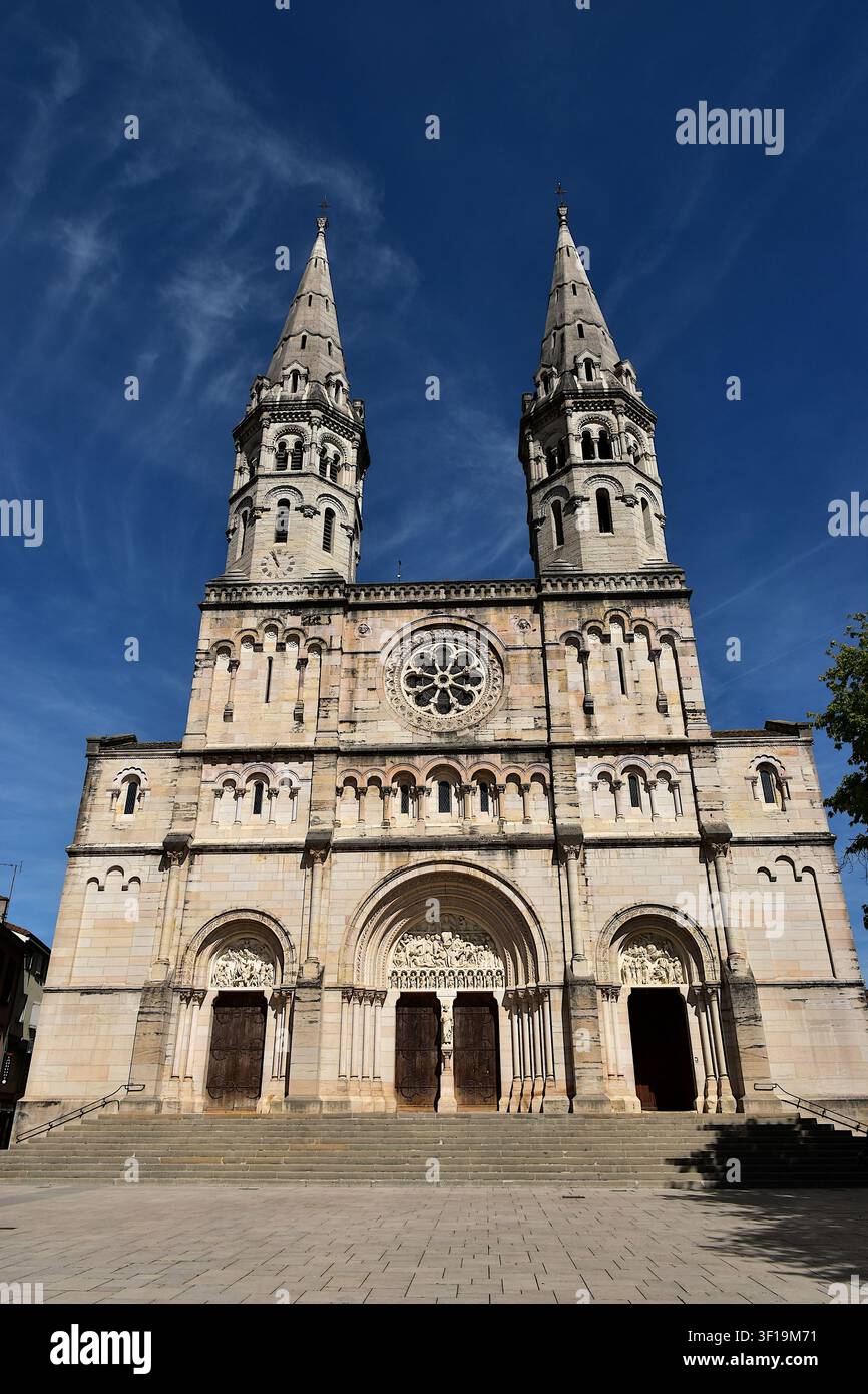 La facciata principale della Chiesa di San Pietro a Mâcon Foto Stock