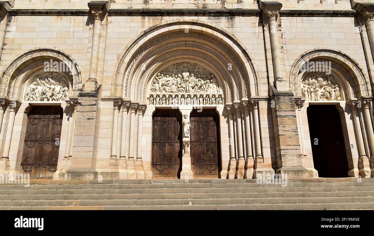 I tre portali della facciata principale della Chiesa di San Pietro a Mâcon Foto Stock