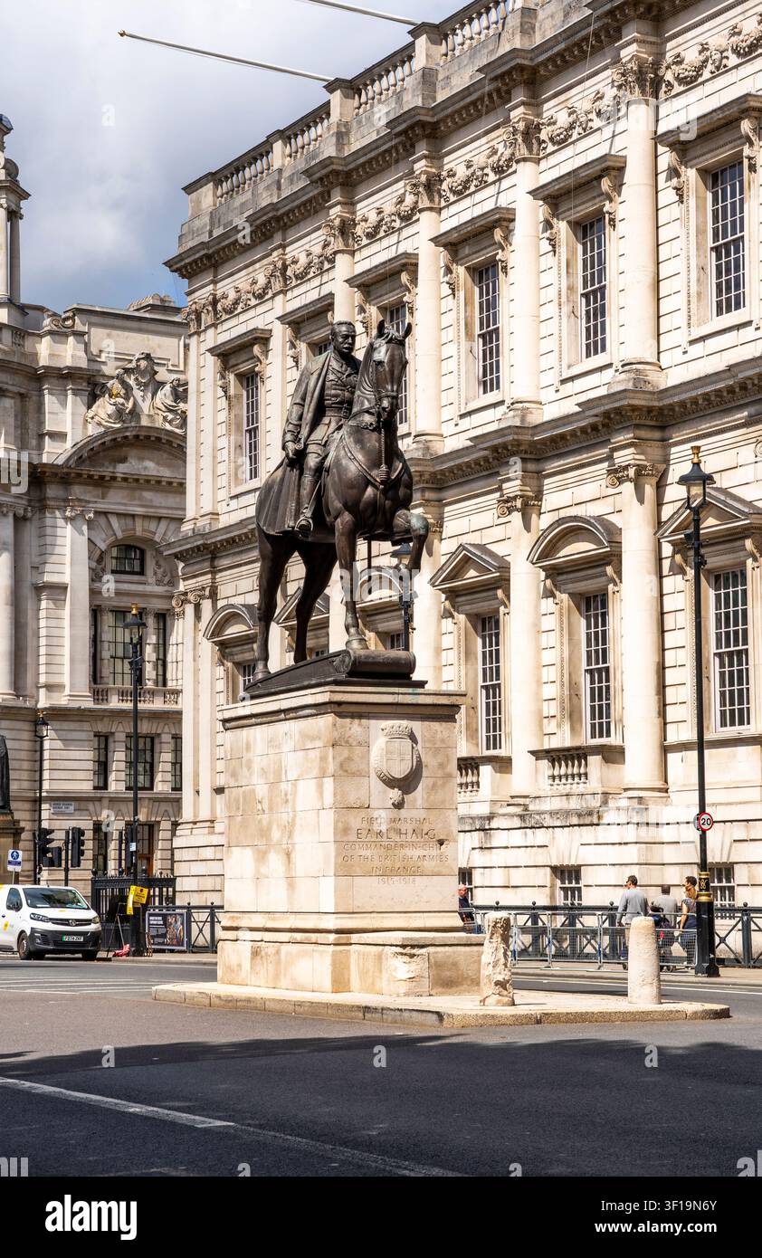 Statua equestre in bronzo del feldmaresciallo Douglas Haig, 1° conte Haig, comandante in capo della Prima Guerra Mondiale sul fronte occidentale, Whitehall, Londra, Regno Unito. Foto Stock
