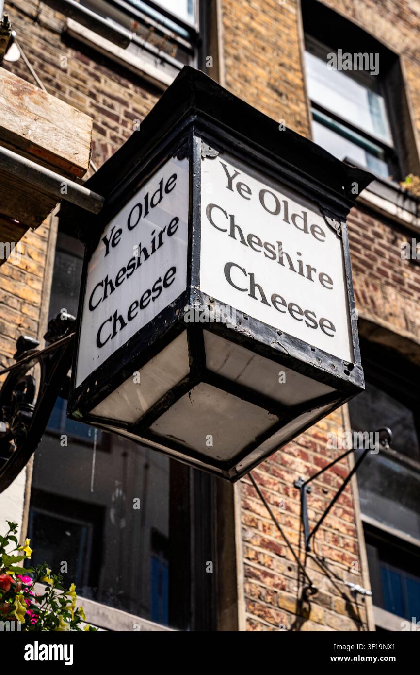 Ingresso dello Ye Olde Cheshire Cheese, pub storico classificato di Grado II ricostruito nel 1667 su Wine Office Court, fuori Fleet Street a Londra, Regno Unito. Foto Stock