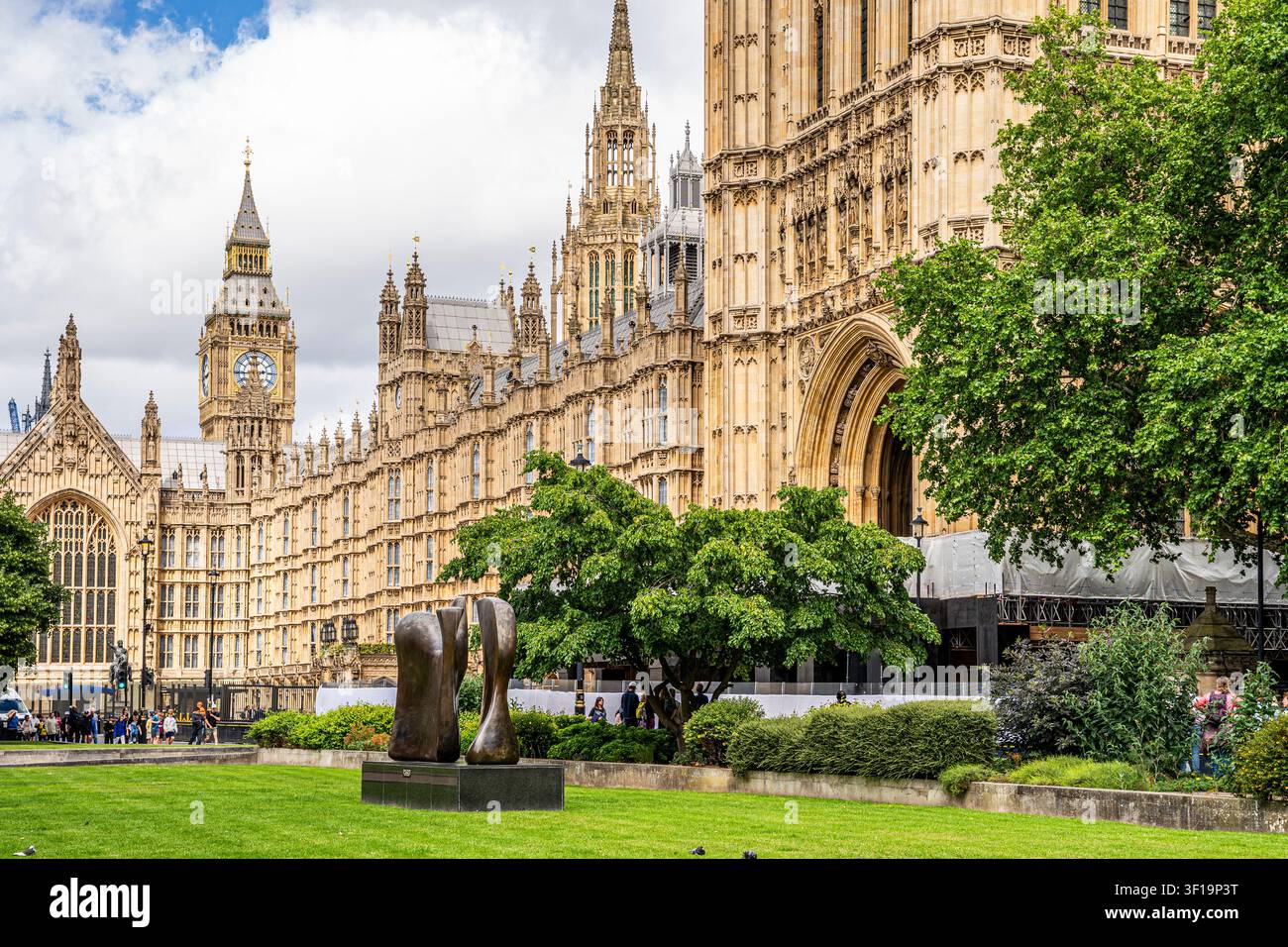 College Garden, con una scultura di Henry Moore e le torri neogotiche del Palazzo di Westminster sullo sfondo, Città di Westminster, Londra, Regno Unito. Foto Stock
