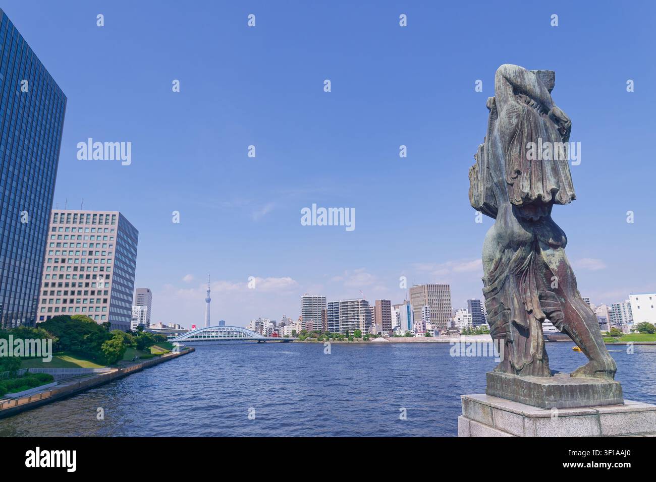 Monumento fluviale di Tokyo in Giappone che si affaccia sul fiume Sumida e sulla skyline moderna, simboleggiante amicizia, pace e la coesistenza della storia con la contemporaneità Foto Stock
