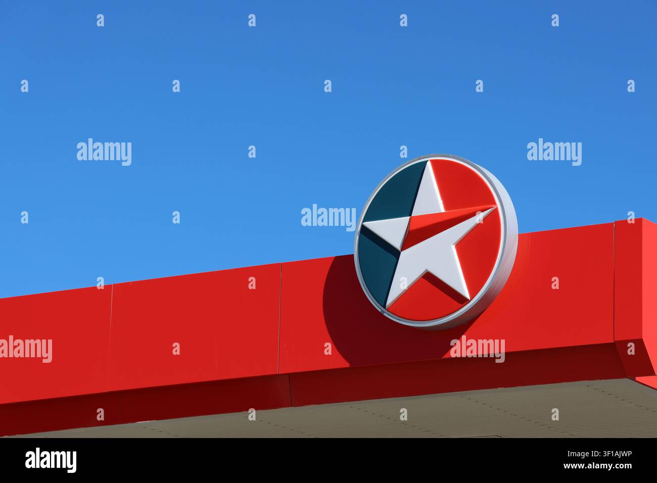 Un primo piano del logo rosso, bianco e blu a forma di stella di Caltex su un tendone di stazione di servizio contro un cielo blu terso in Australia Foto Stock