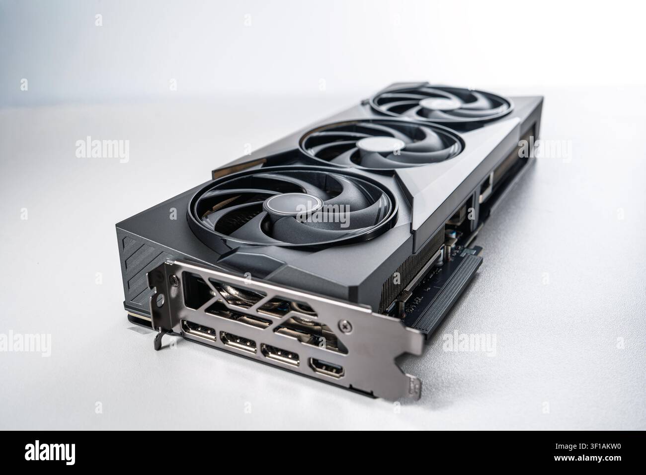 Scheda grafica ad alte prestazioni moderna per la costruzione di PC da gioco isolata su sfondo bianco Vista Foto Stock