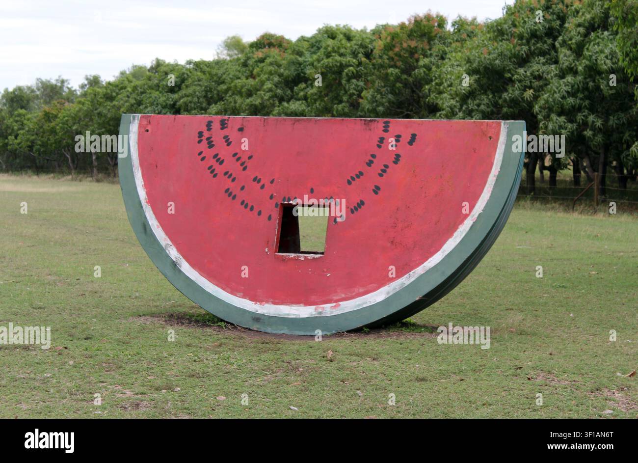 La scultura di attrazione turistica The Big Watermelon che rappresenta un'anguria gigante affettata a Gumlu, Queensland, Australia Foto Stock