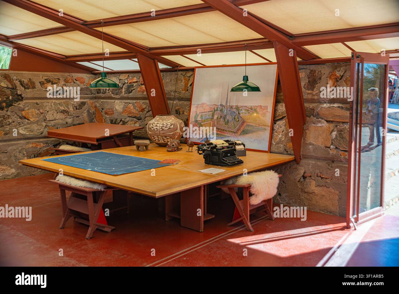 Ufficio di Frank Lloyd Wright con scrivania, macchina da scrivere e progetto Foto Stock
