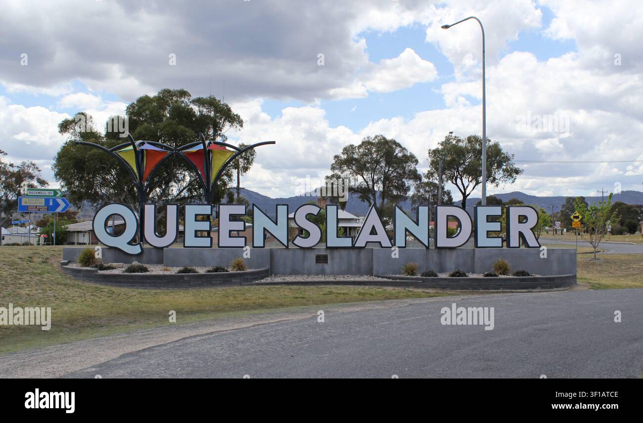 Il grande cartello di benvenuto Queenslander al confine tra il New South Wales e il Queensland a Wallangarra, Australia Foto Stock