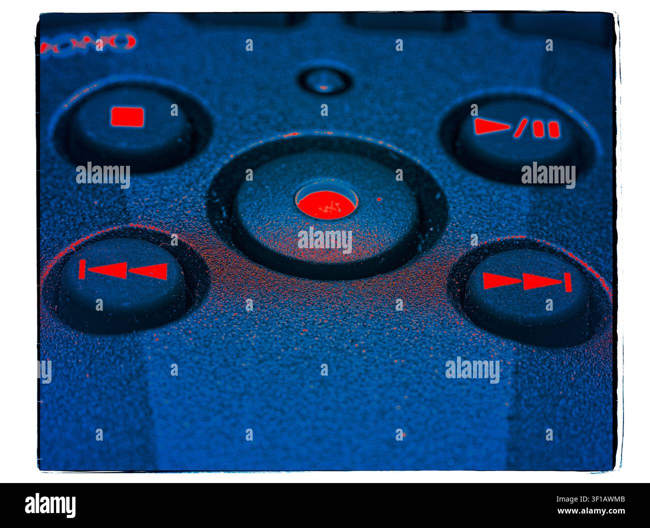 Macro stilizzato di pulsanti di controllo multimediale con icone rosse luminose su un pannello blu strutturato con un bordo film vintage Foto Stock