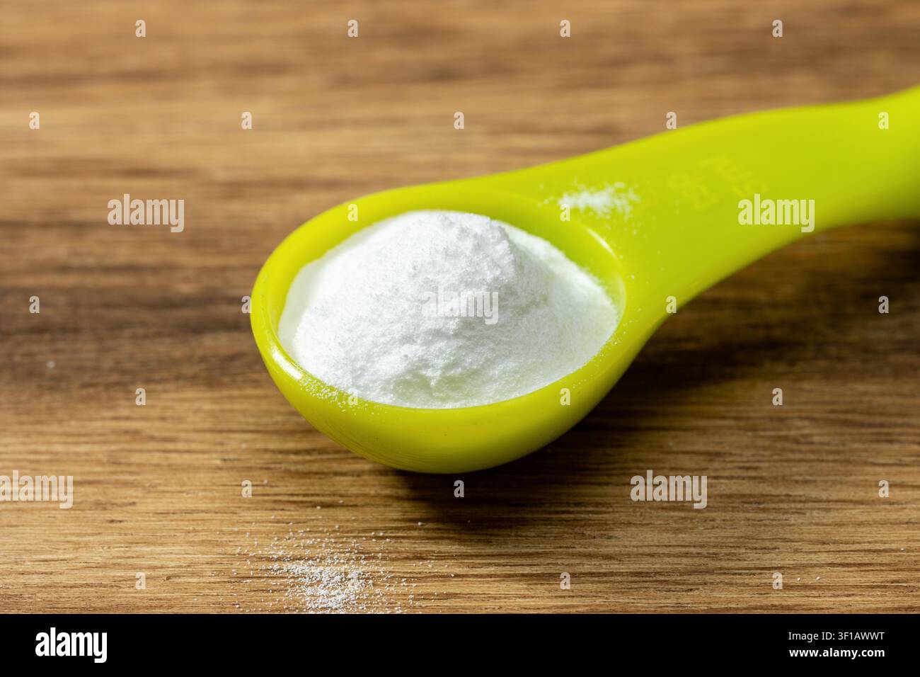 Polvere di carbonato di sodio, ingrediente alimentare per cucinare e infornare Foto Stock