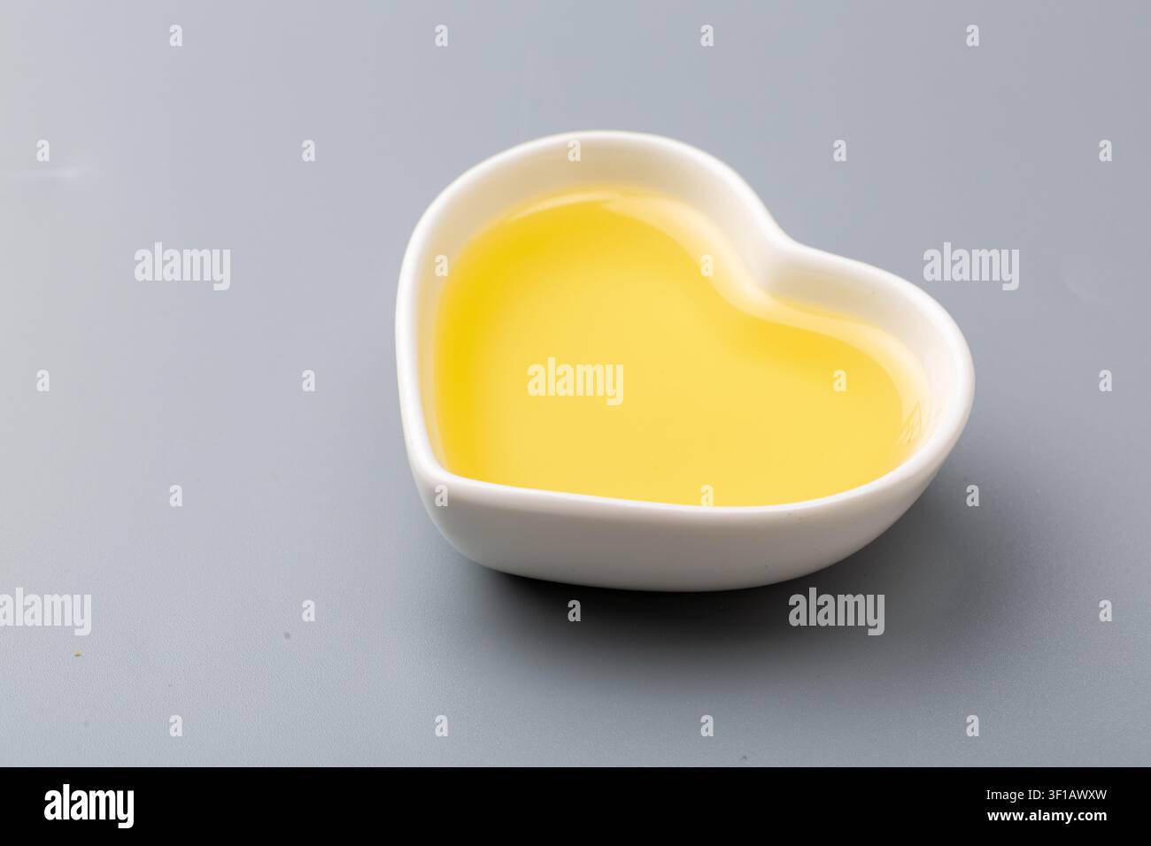 Olio di arachide puro, vista ravvicinata. Ingrediente per friggere, saltare e per la cucina asiatica. Foto Stock