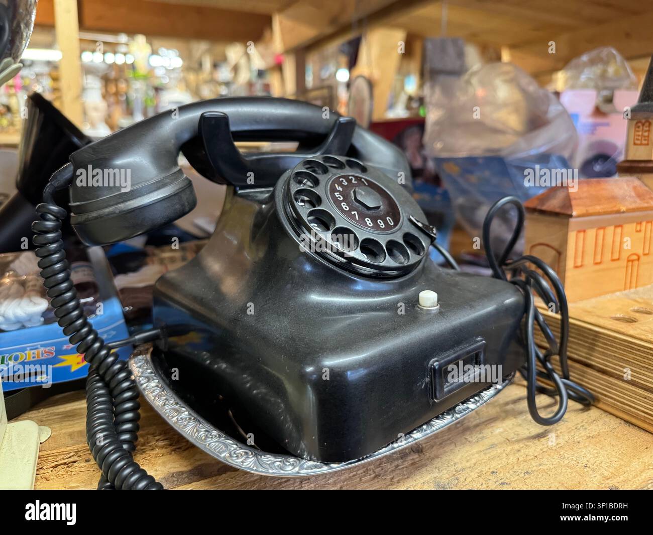 Telefono a disco nero vintage su superficie di legno Foto Stock