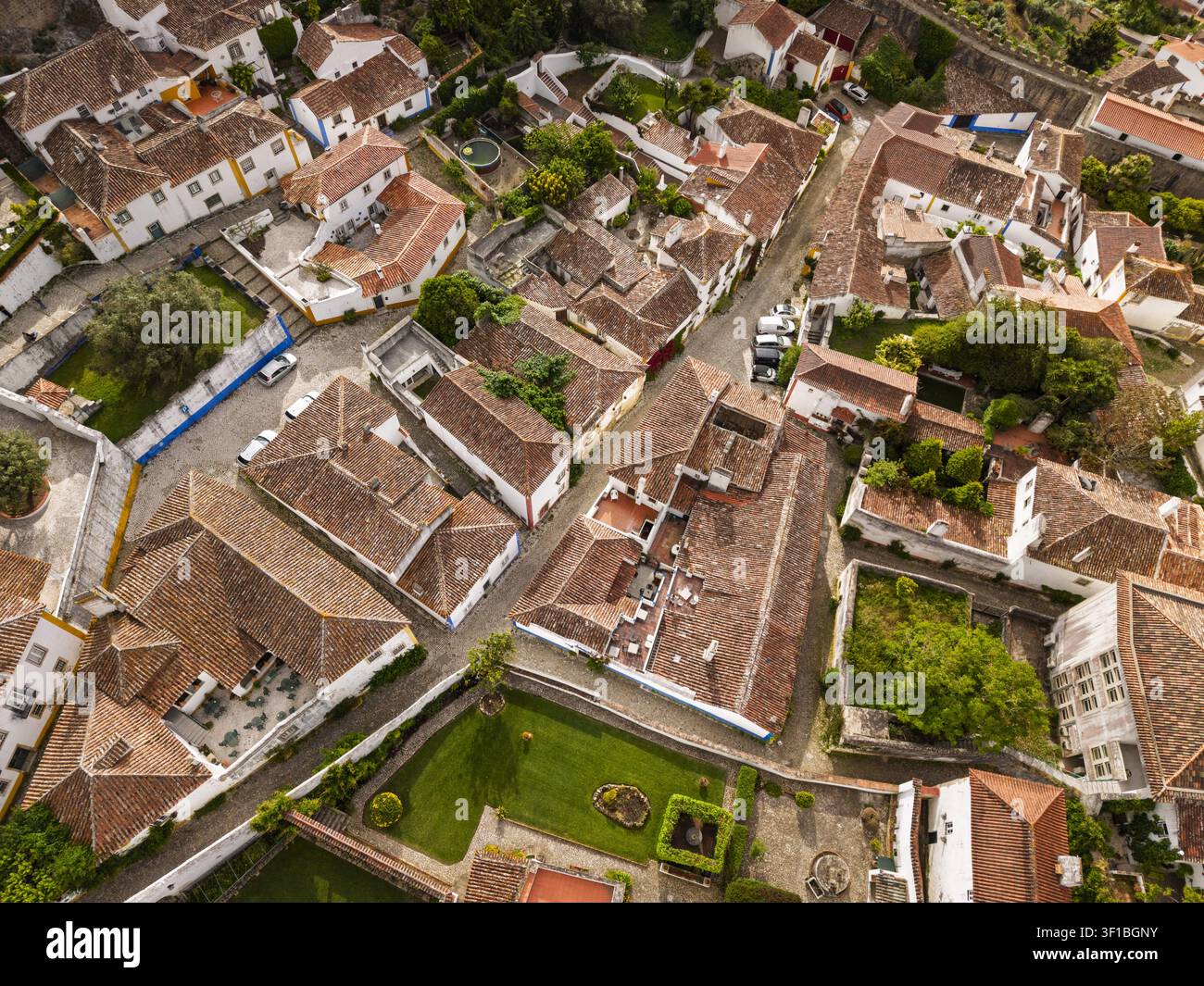 Vista aerea della storica città di Óbidos con i suoi tetti tradizionali in terracotta, le strade strette e i giardini lussureggianti a Óbidos, distretto di Leiria, Portogallo Foto Stock