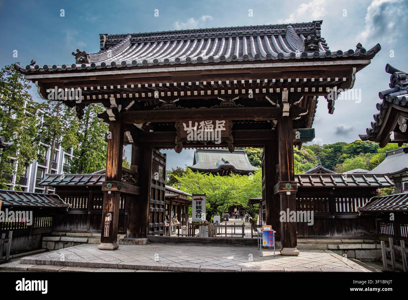 La storica porta esterna in legno Somon all'ingresso di Kencho-ji, un famoso tempio buddista Rinzai Zen nella città di Kamakura, Kanagawa, Giappone. Foto Stock