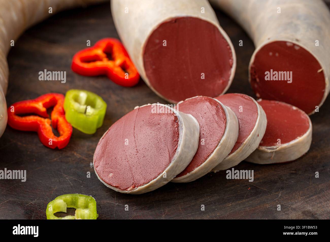 Ingredienti crudi di salsiccia di sangue di maiale cinese, involucro tradizionale di salsiccia di sangue fatta in casa, cibo rustico da macellaio Foto Stock