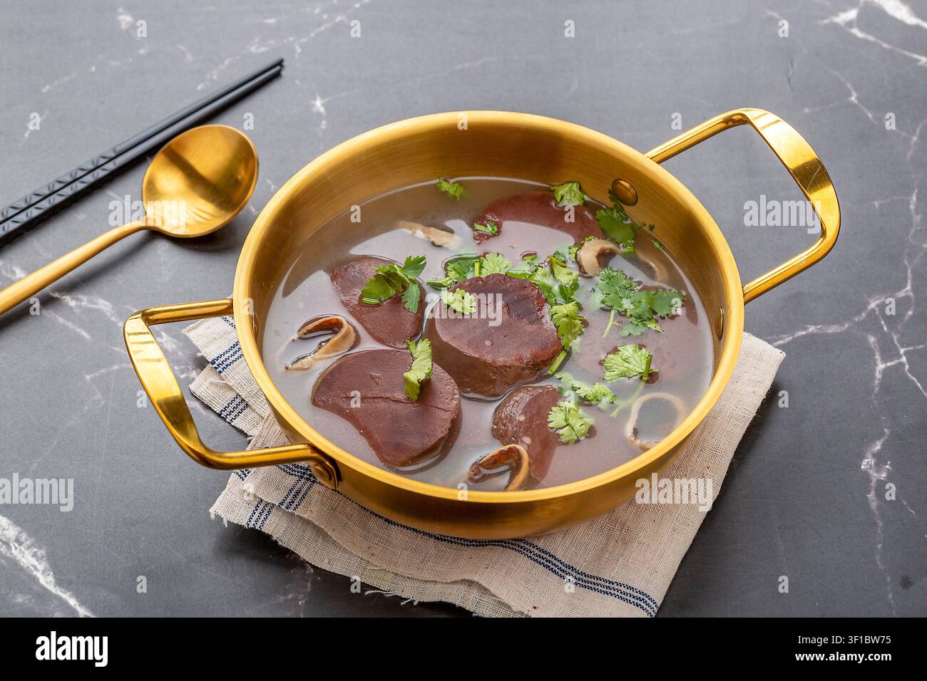 Zuppa di salsiccia di sangue di maiale stufata, brodo tradizionale cinese di pudding di sangue saporito con coriandolo, zuppa invernalre confortante Foto Stock