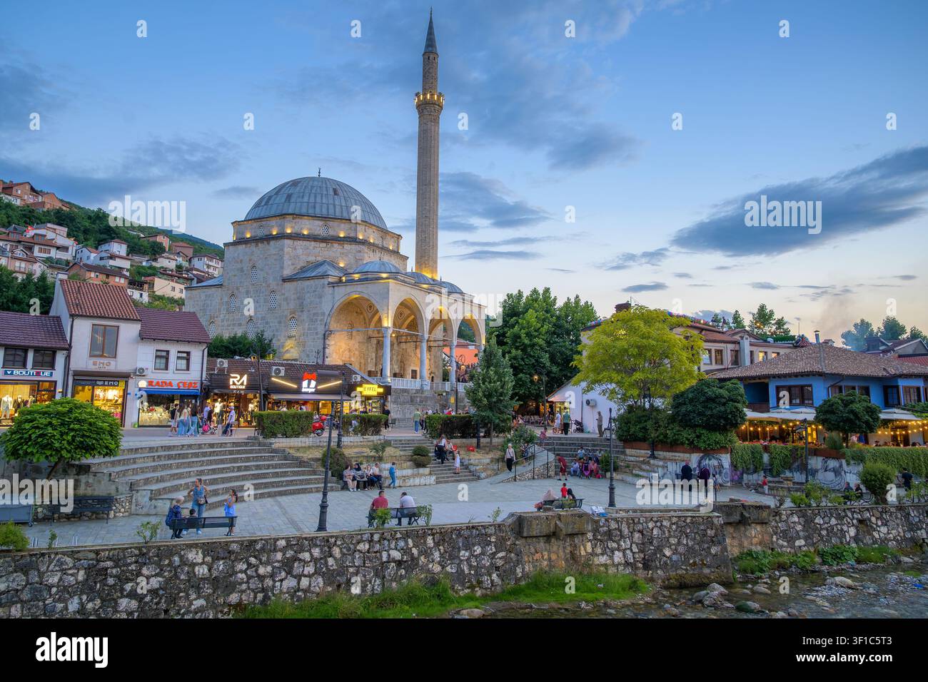 Prizren, Kosovo – 11 luglio 2026: Moschea di Sinan Pasha illuminata nell'ora blu Foto Stock