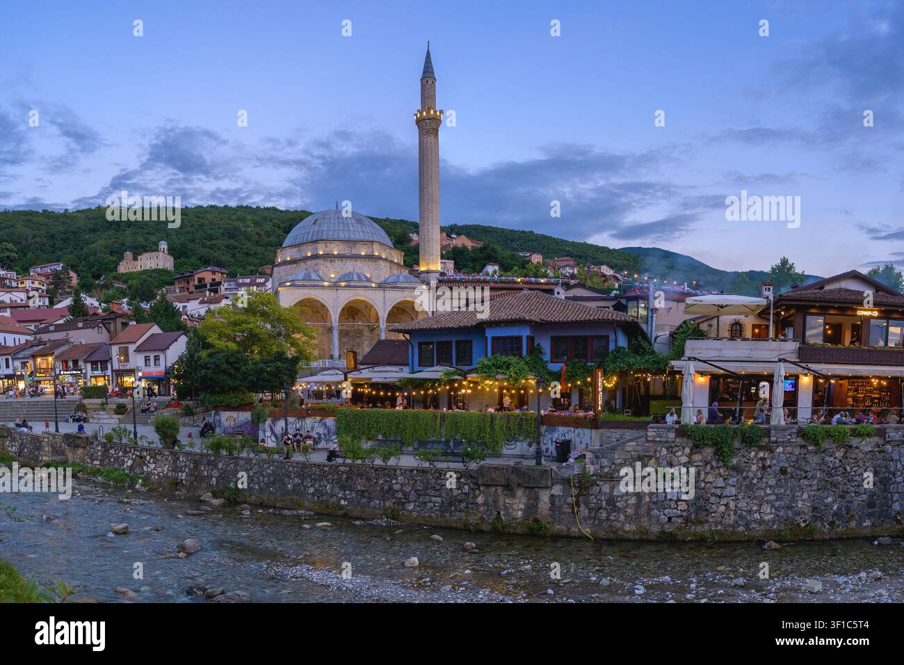 Prizren, Kosovo – 11 luglio 2026: Moschea di Sinan Pasha illuminata nell'ora blu Foto Stock