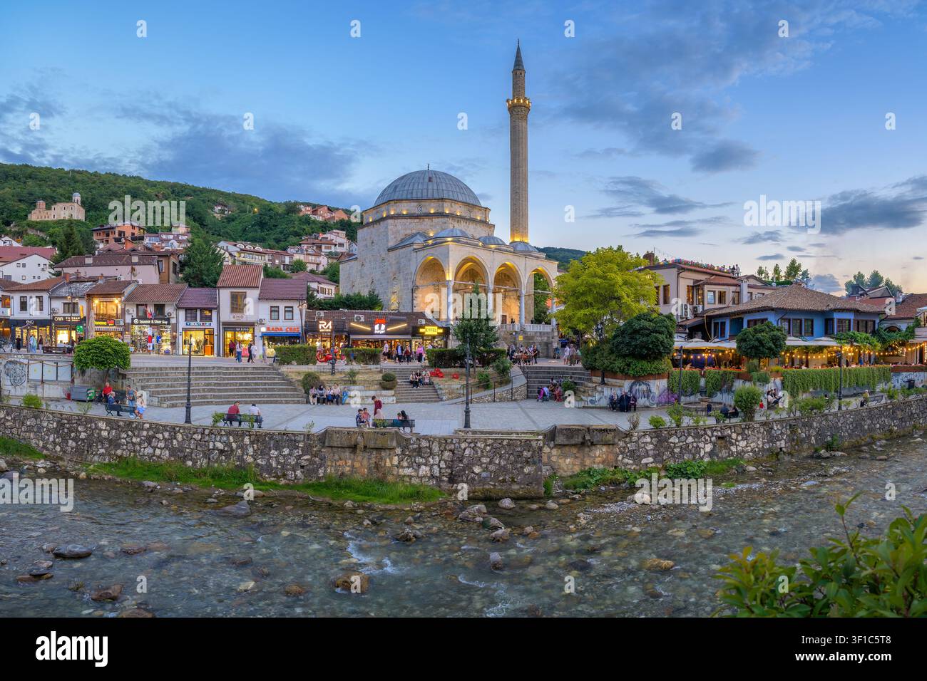 Prizren, Kosovo – 11 luglio 2026: Moschea di Sinan Pasha illuminata nell'ora blu Foto Stock
