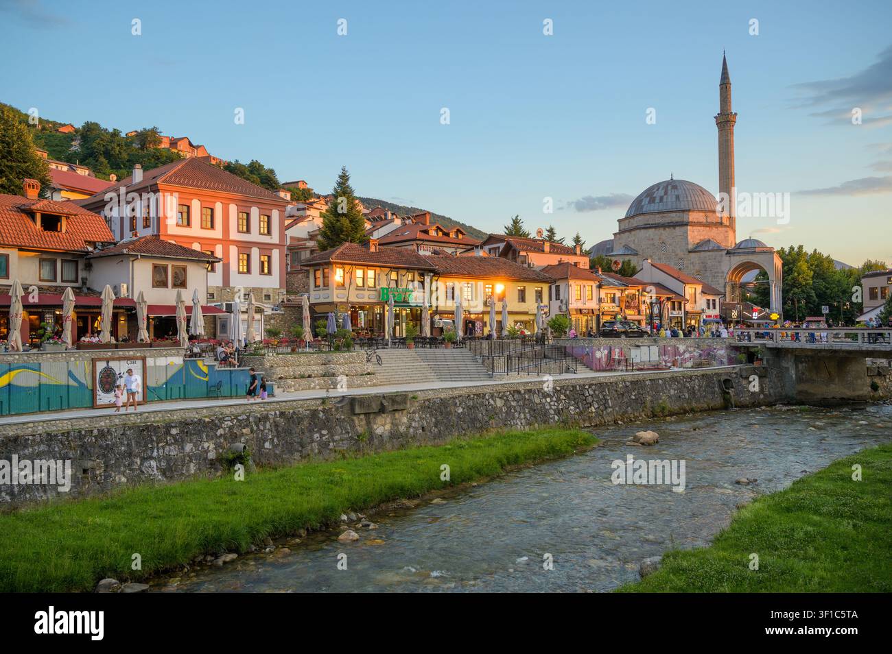 Prizren, Kosovo – 11 luglio 2026: Moschea di Sinan Pasha sotto un cielo dorato al tramonto Foto Stock