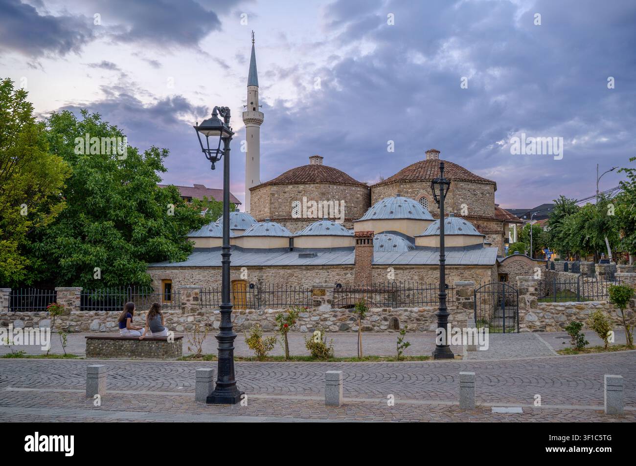 Prizren, Kosovo – 11 luglio 2026: Hammam Gazi Mehmed Pasha incorniciato dal centro storico di Prizren Foto Stock