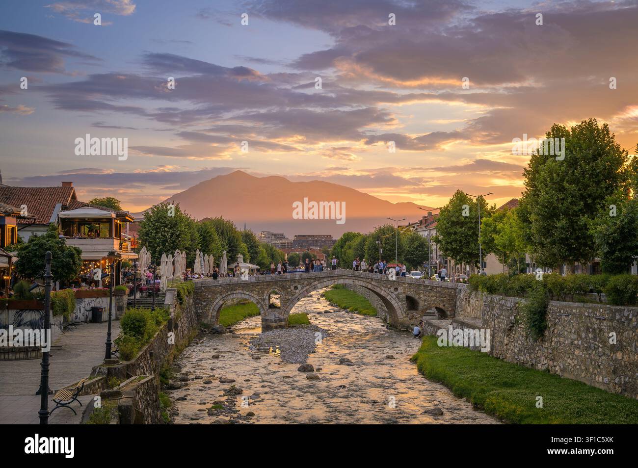 Prizren, Kosovo – 11 luglio 2026: Tramonto sul Ponte di Pietra e sui Monti Šar Foto Stock