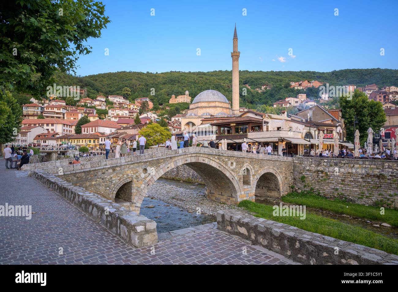 Prizren, Kosovo – 11 luglio 2026: Il Ponte di Pietra, la Moschea di Sinan Pasha e il Castello di Prizren al crepuscolo Foto Stock