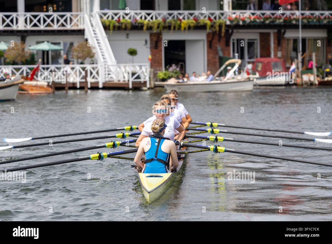 La squadra femminile di canottaggio della Headington School si prepara alla finale della Prince Phillip Challenge Trophy Foto Stock