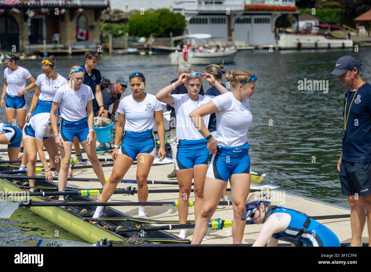 Squadra femminile di canottaggio e allenatore della Headington School che si preparano alla gara prima della loro vittoria nelle finali del trofeo Prince Phillip Challenge Foto Stock