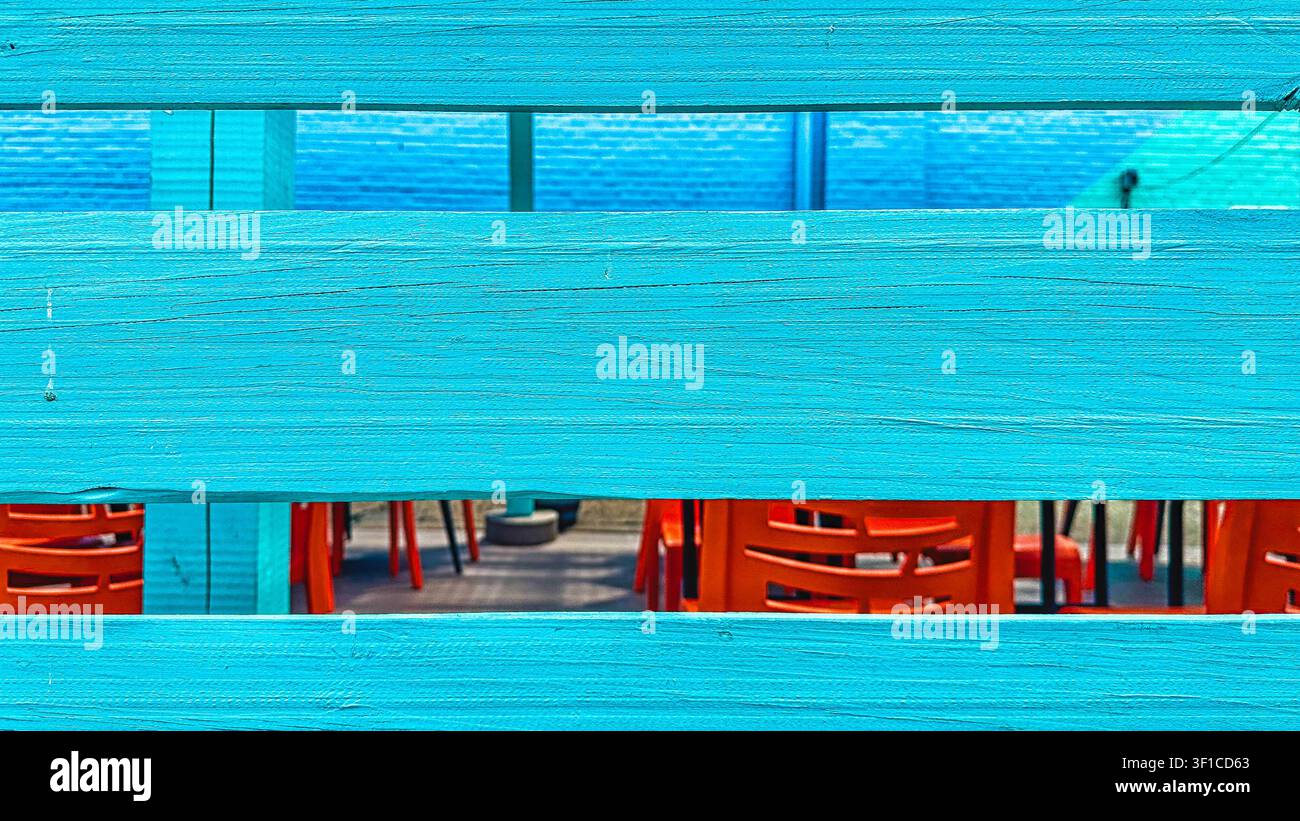 Una vista di una terrazza del ristorante attraverso una recinzione Foto Stock