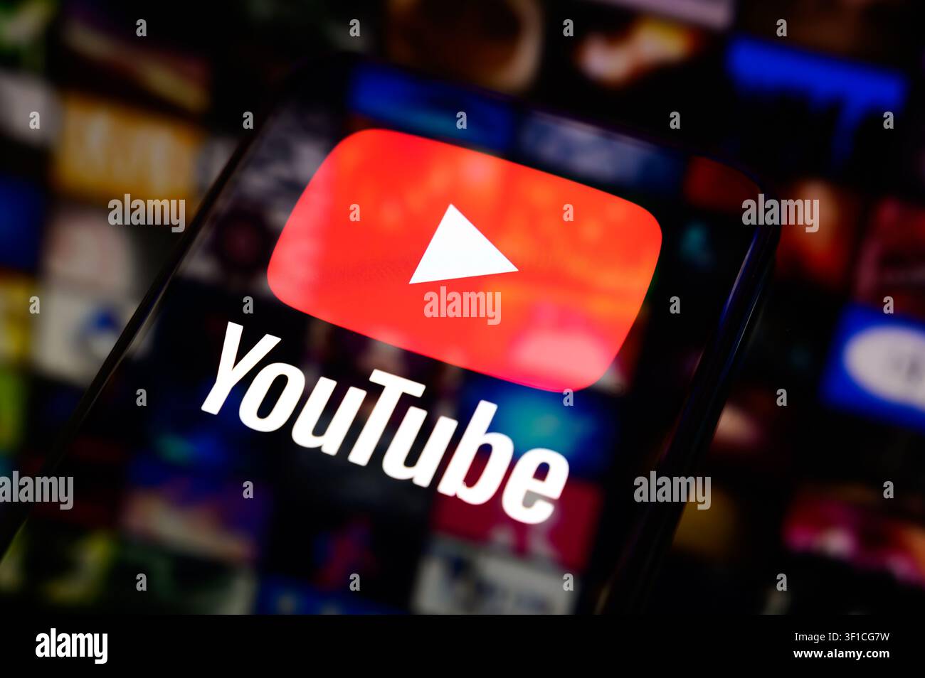 Parigi, Francia - 12 luglio 2026: L'icona di riproduzione rossa di YouTube e il logo sullo schermo di un telefono cellulare. Foto Stock