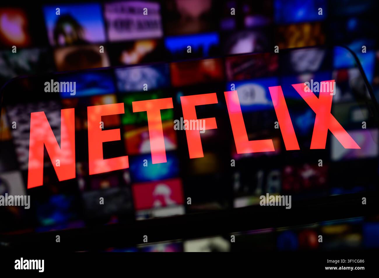 Parigi, Francia - 12 luglio 2026: Il logo Netflix su uno schermo smartphone con piastrelle di app di streaming sfocate sullo sfondo. Foto Stock