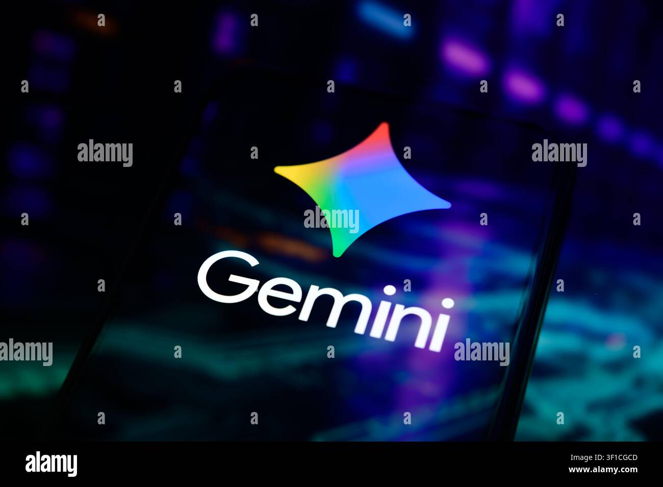 Parigi, Francia - 12 luglio 2026: Il logo colorato di Google Gemini AI mostrato su uno schermo mobile. Foto Stock