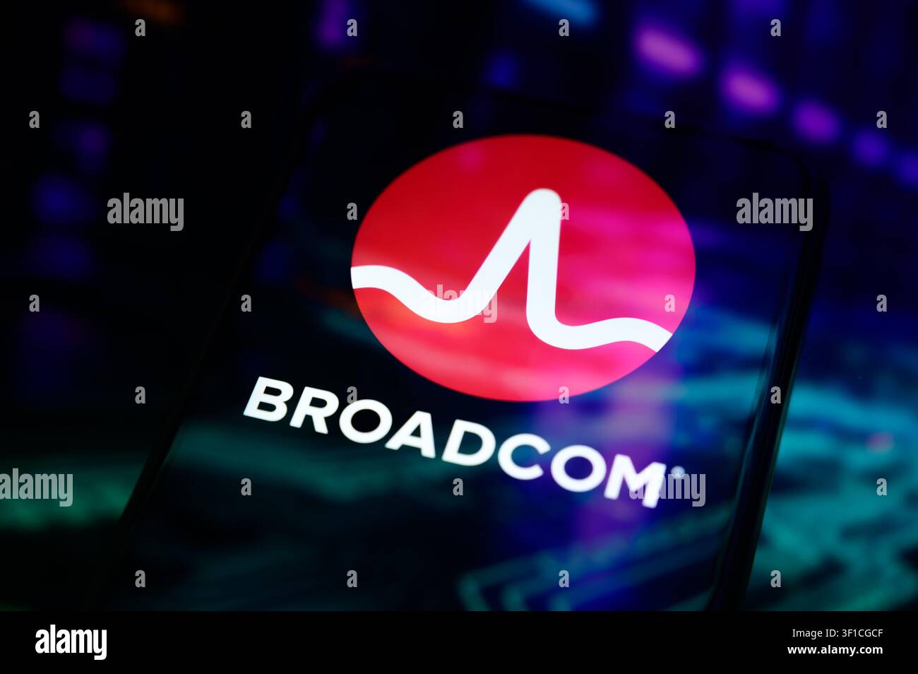 Parigi, Francia - 12 luglio 2026: Il logo rosso Broadcom illuminato su uno schermo scuro di uno smartphone. Foto Stock