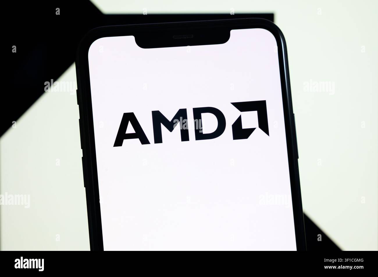 Parigi, Francia - 12 luglio 2026: Il logo dell'azienda di processori e grafica AMD mostrato su uno schermo mobile. Foto Stock