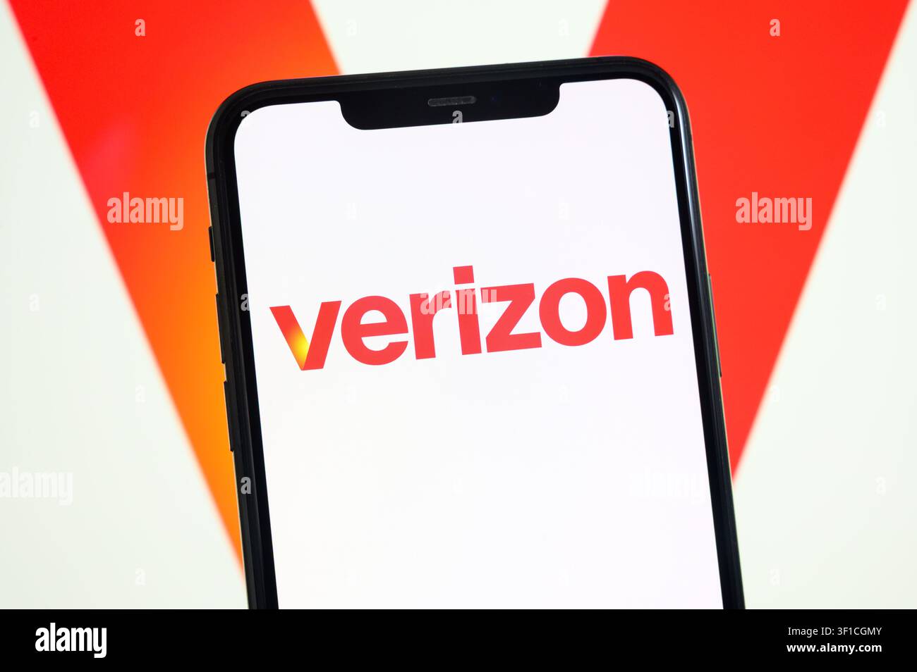Parigi, Francia - 12 luglio 2026: Il logo delle telecomunicazioni Verizon visualizzato sullo schermo di uno smartphone. Foto Stock