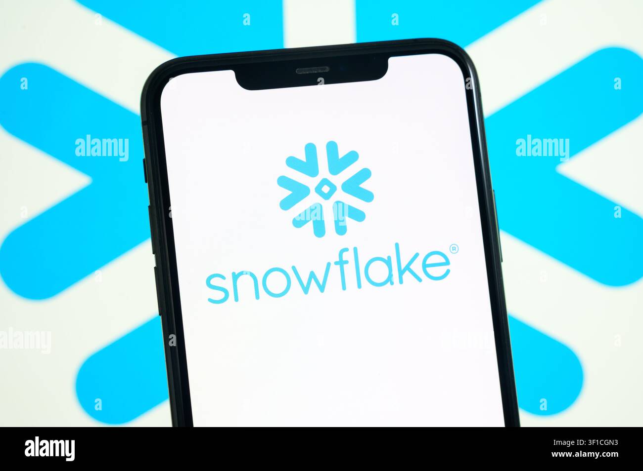 Parigi, Francia - 12 luglio 2026: Il logo blu dell'azienda Snowflake data cloud visualizzato su uno smartphone. Foto Stock