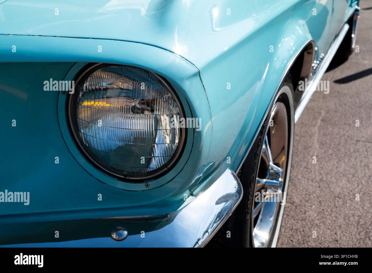 Prima di una classica Ford Mustang vintage turchese, che evidenzia il faro rotondo retrò, il paraurti cromato, la ruota e la carrozzeria slanciata. Foto Stock